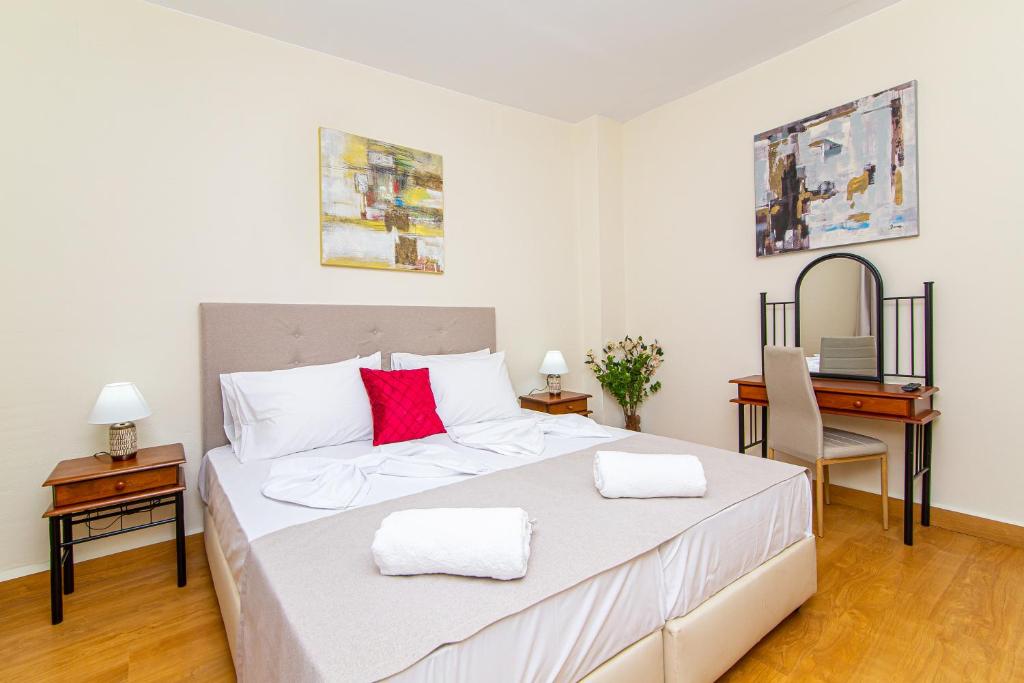 Postel nebo postele na pokoji v ubytování DERMATAS RESIDENCE HERAKLION CITY CENTER