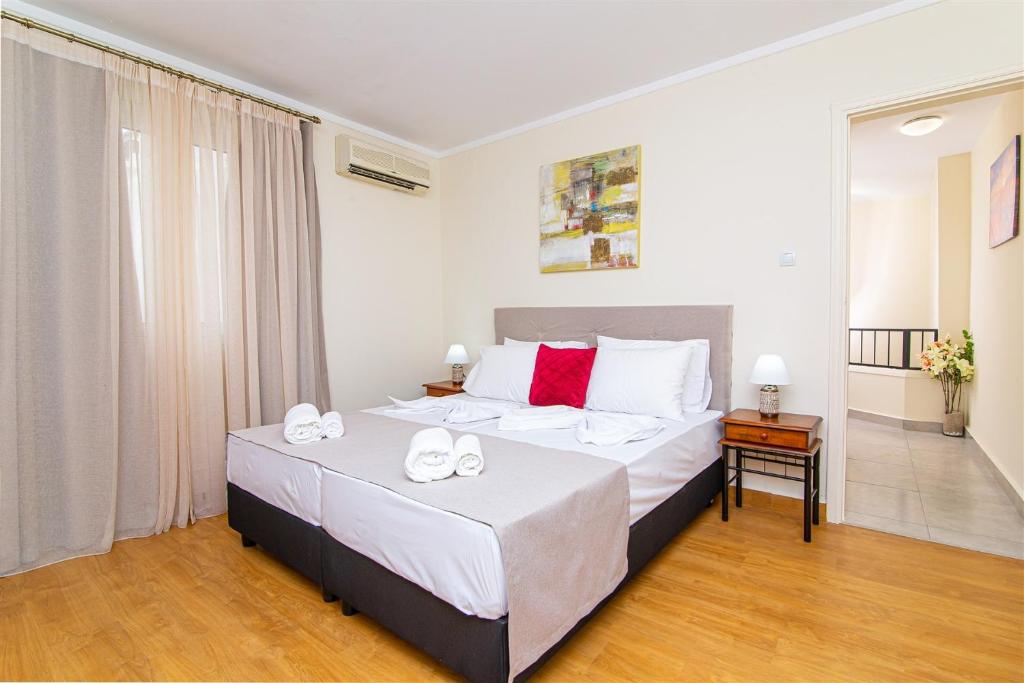 Postel nebo postele na pokoji v ubytování DERMATAS RESIDENCE HERAKLION CITY CENTER
