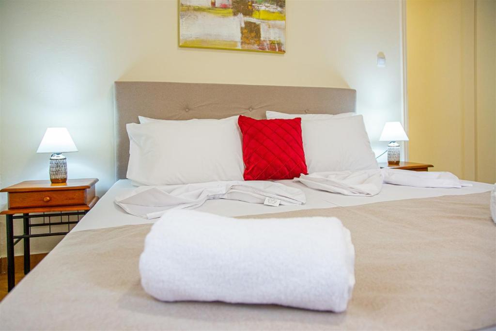 Postel nebo postele na pokoji v ubytování DERMATAS RESIDENCE HERAKLION CITY CENTER