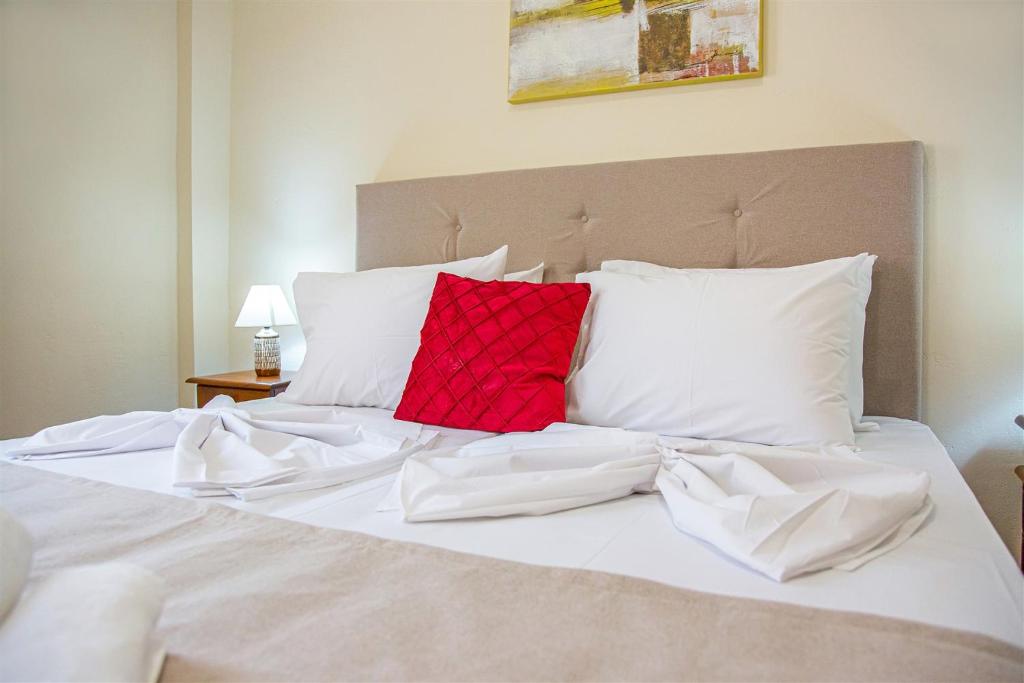 Postel nebo postele na pokoji v ubytování DERMATAS RESIDENCE HERAKLION CITY CENTER