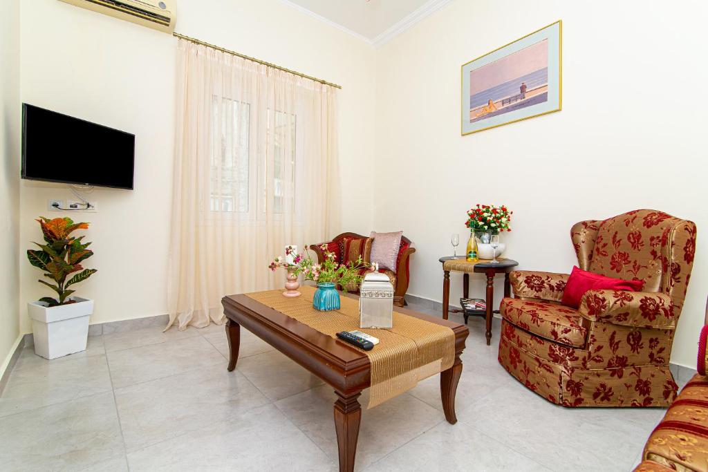 TV a/nebo společenská místnost v ubytování DERMATAS RESIDENCE HERAKLION CITY CENTER
