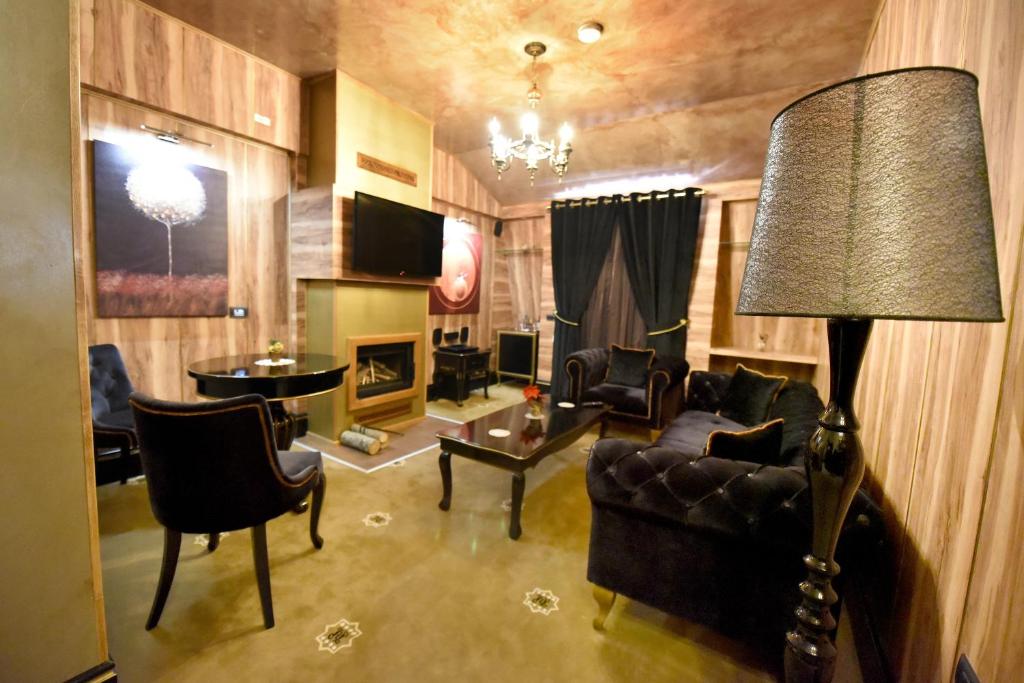 TV a/nebo společenská místnost v ubytování Hotel Hymeti's Palace