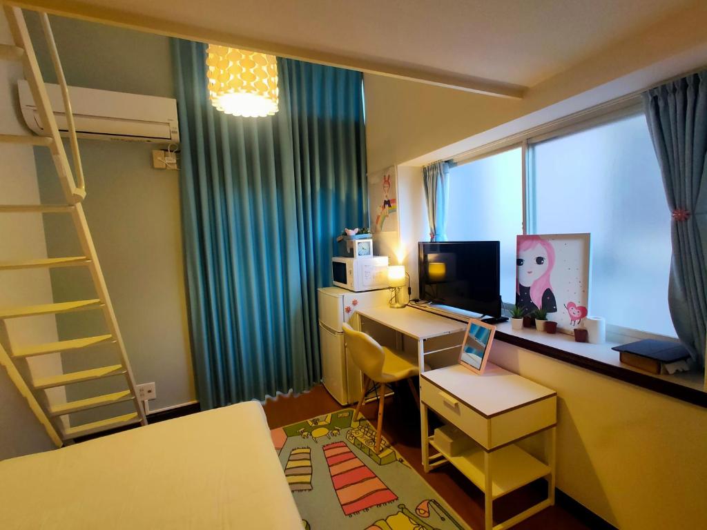 een kamer met een bureau, een computer en een raam bij Glen Stage 中浦和 in Saitama