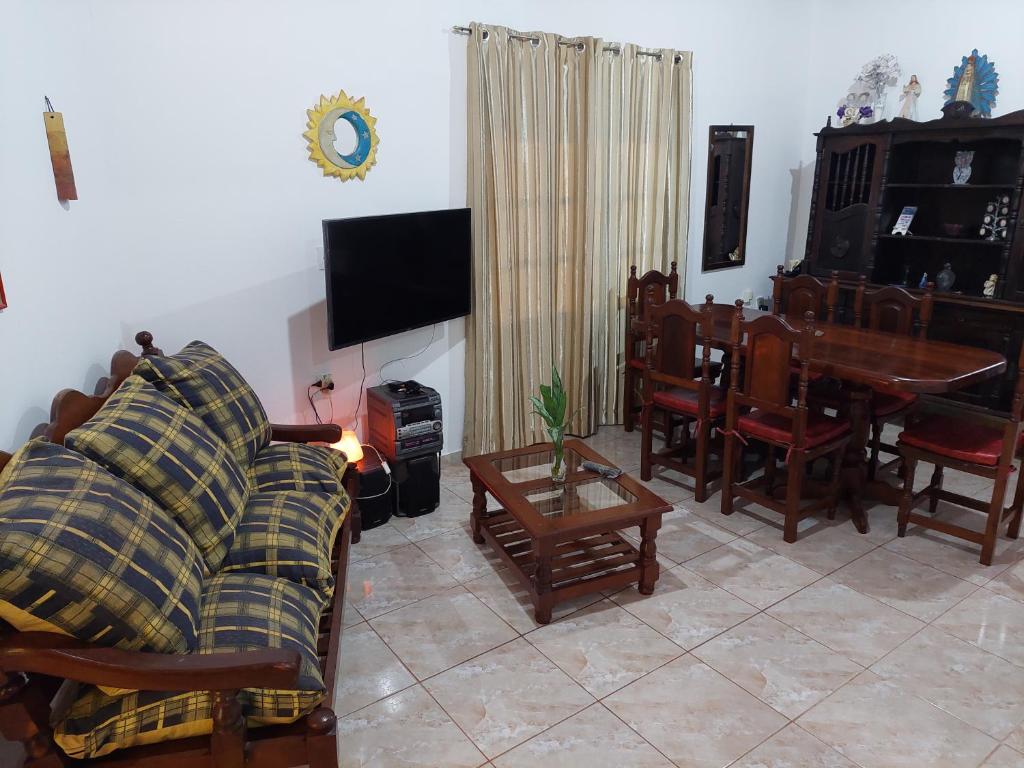 sala de estar con sofá y mesa en Naturaleza pura en Puerto Iguazú