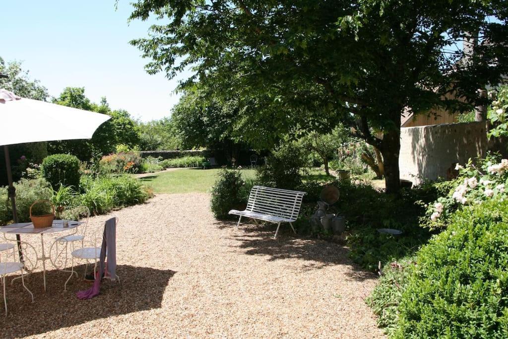 Vonkajšia záhrada v ubytovaní Le Clos de la Fuie, La Perrière, Perche
