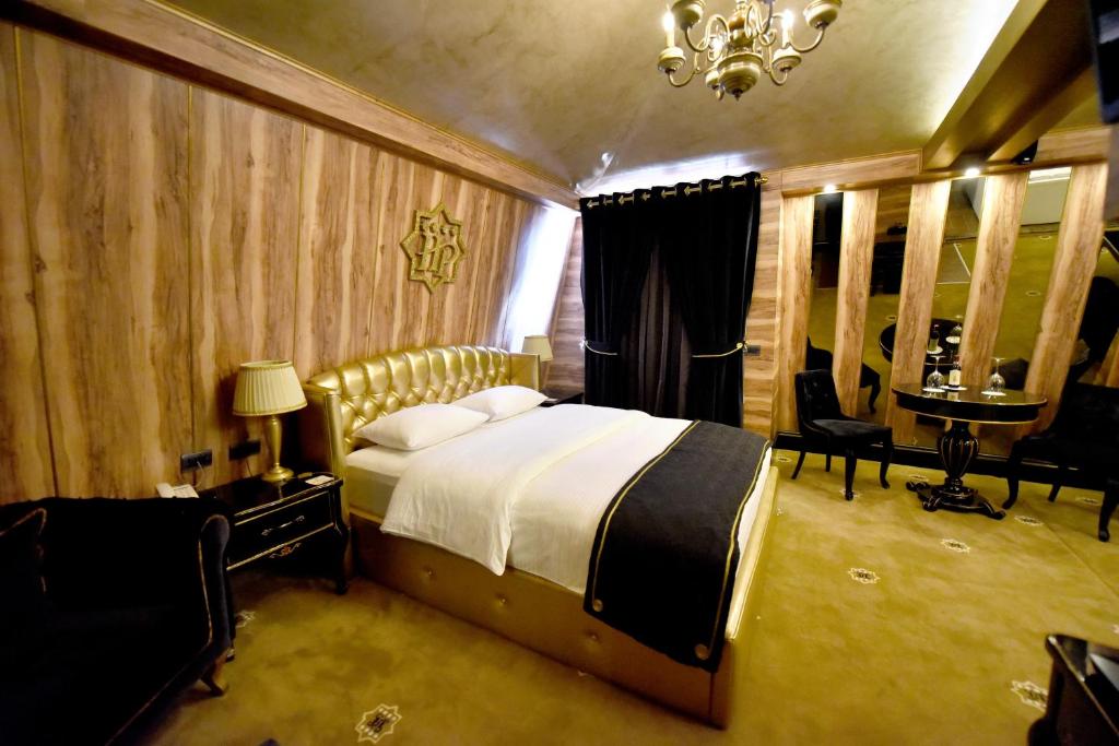 Postel nebo postele na pokoji v ubytování Hotel Hymeti's Palace