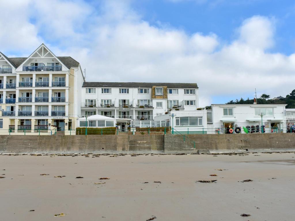 um edifício na praia junto ao oceano em Trinity em St Brelade