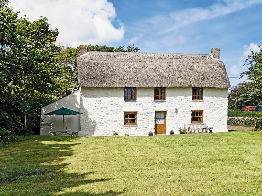 Thatch Cottage in Marazion, Cornwall, England