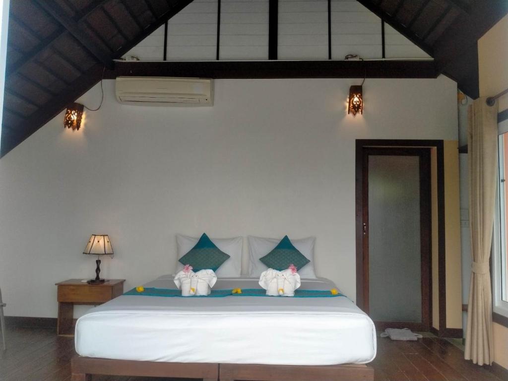 - une chambre avec un lit avec deux éléphants dans l'établissement KOHMOOK THE SUN GREAT RESORT, à Ko Muk