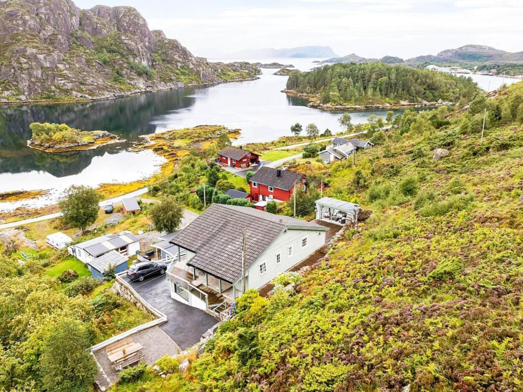 eine Luftansicht eines Hauses am Ufer eines Flusses in der Unterkunft Holiday home Kalvåg II in Kalvåg