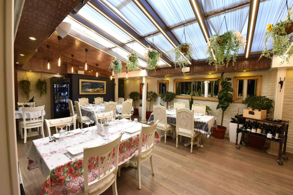 Restaurace v ubytování Hotel Hymeti's Palace