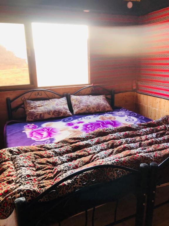 Postel nebo postele na pokoji v ubytování Hatan Rum Camp