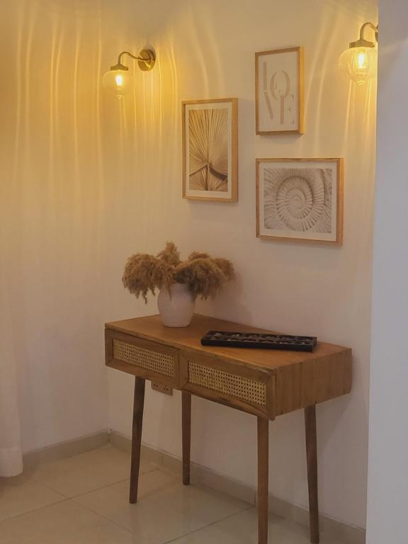 un tavolo di legno con un vaso sopra di The Private Apartments: 2-Bedroom & 3-Bedroom a Port Harcourt