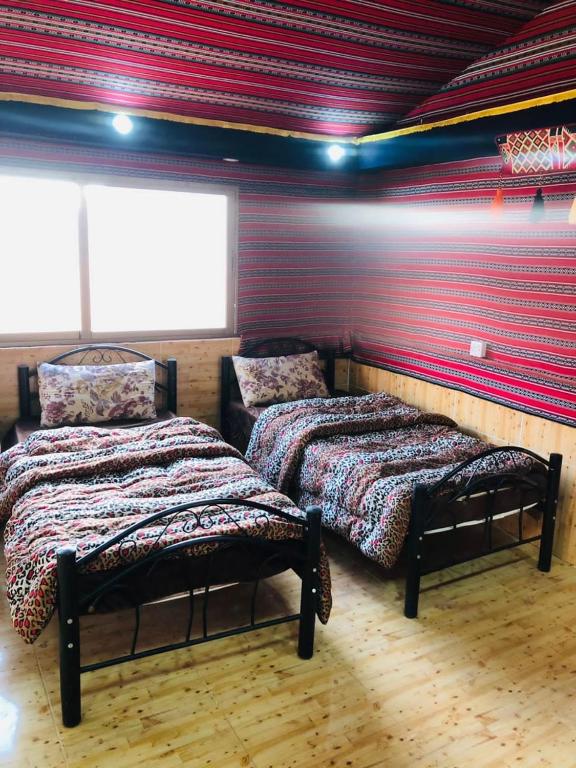 Postel nebo postele na pokoji v ubytování Hatan Rum Camp