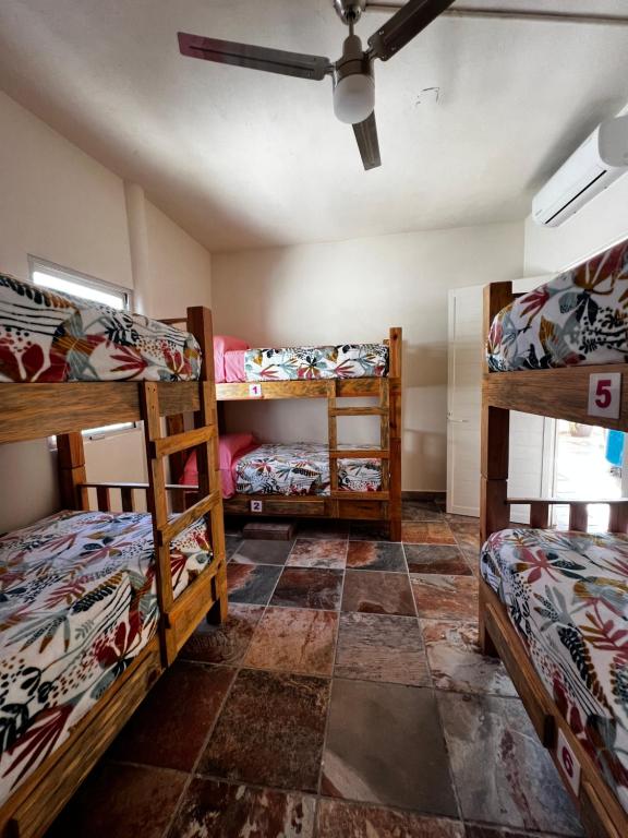 Postel nebo postele na pokoji v ubytování Hostal Bucerias