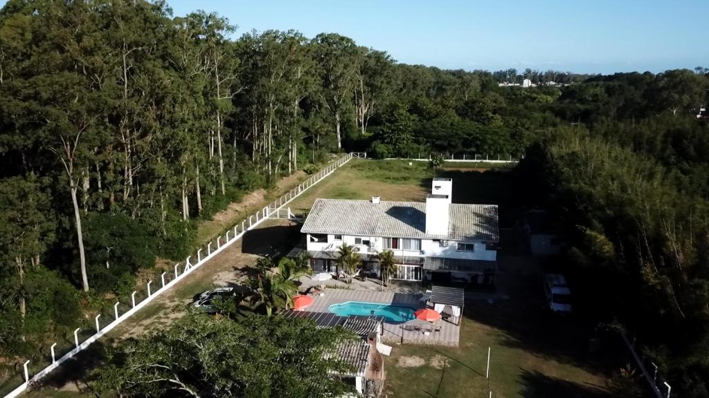 una vista aérea de una casa con piscina en Pousada Recanto das Cerejeiras en Río Grande