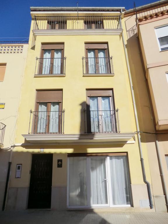 een geel gebouw met ramen en balkons bij Flor de Lis in Benasal