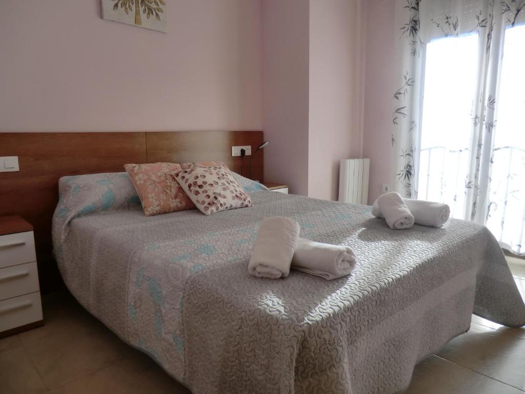 a bedroom with a bed with towels on it at Flor de Lis in Benasal