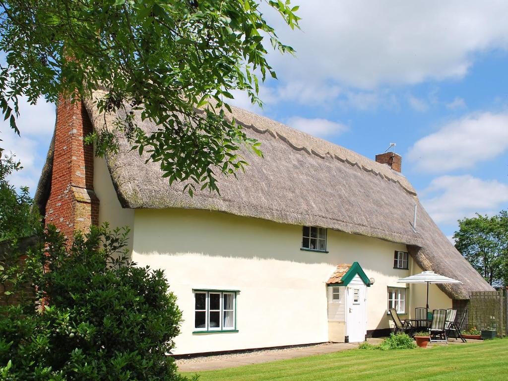 a thatched cottage with a thatched roof at The Old House in Mellis