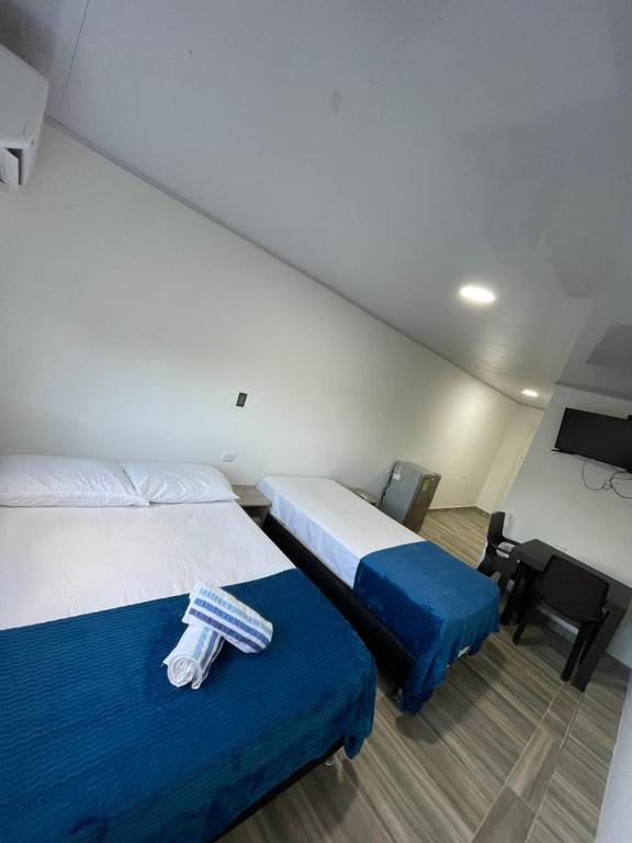 una camera d'albergo con due letti e una tv di Providence Paradise a Providencia