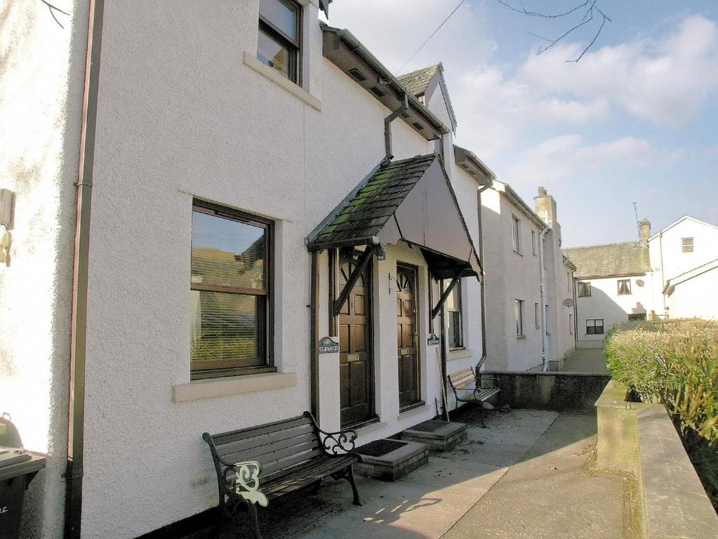 un edificio blanco con un banco delante en Glenwood - 18630, en Keswick