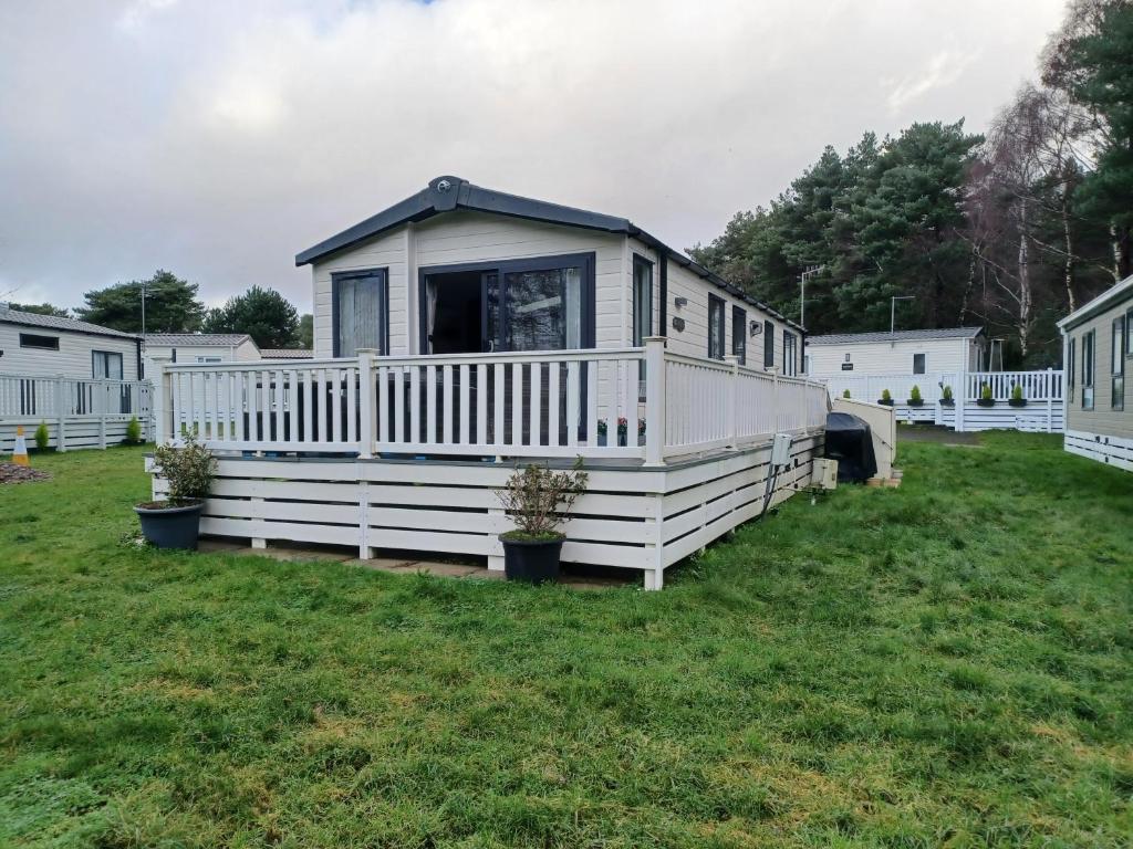 a large white mobile home in a yard at Foxglove 10 in Ringwood