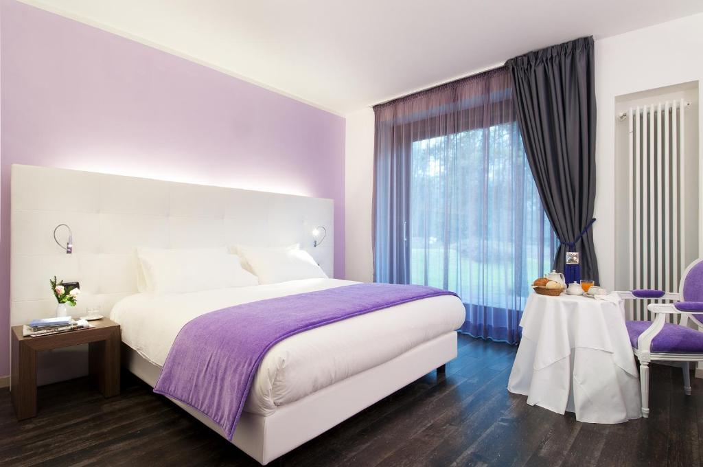 - une chambre avec un grand lit et une fenêtre dans l'établissement Bed&Garden, à Cesate
