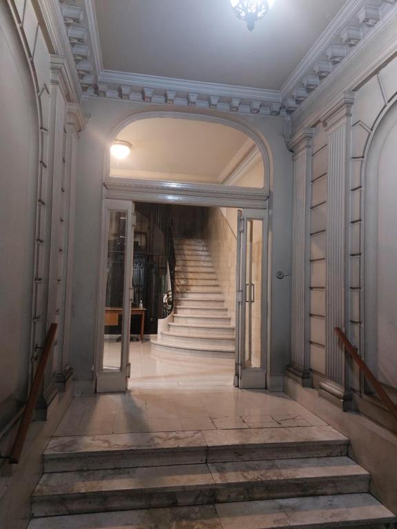 un pasillo vacío con escaleras en un edificio en Departamentos en el Centro de Buenos Aires en Buenos Aires