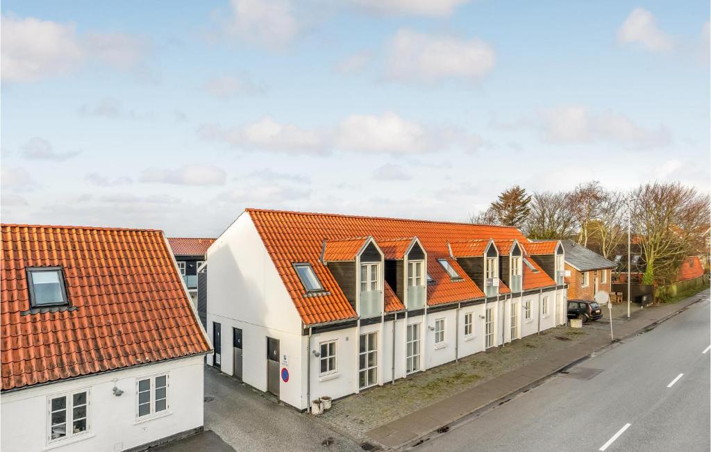 Vue de tête d'une rangée de maisons au toit orange dans l'établissement Gorgeous Apartment In Bindslev With Wifi, à Bindslev