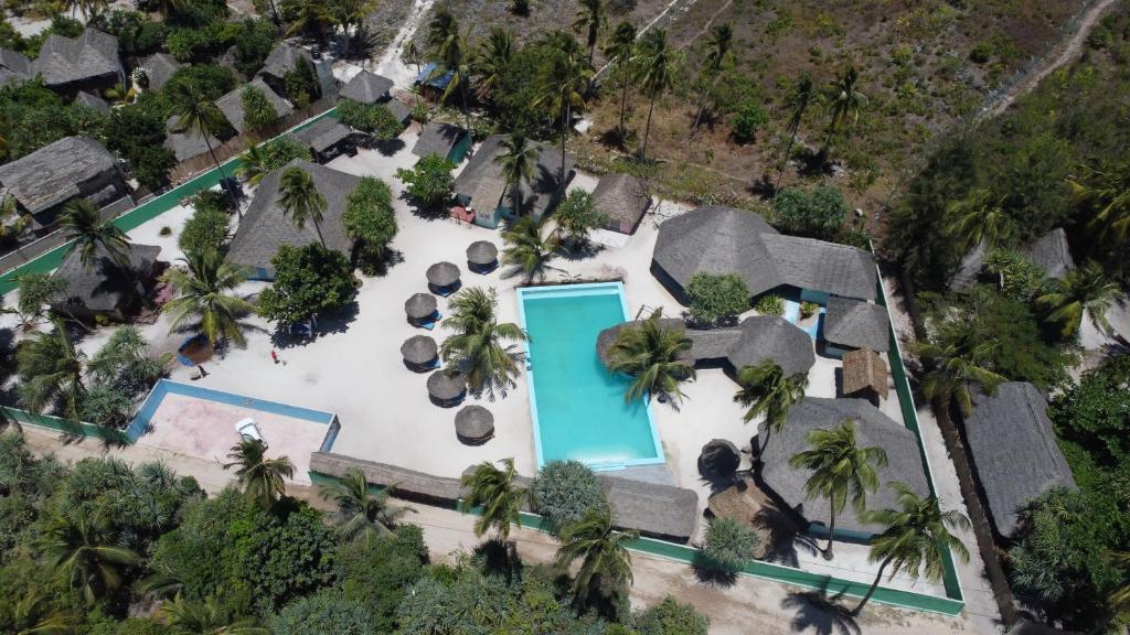 - une vue aérienne sur un complexe avec une piscine dans l'établissement Princess of Zanzibar, à Michamvi