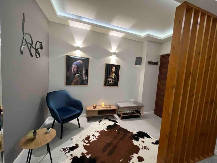 Cette chambre comprend un lit, une chaise bleue et une table. dans l'établissement IL Gatto, à Thessalonique