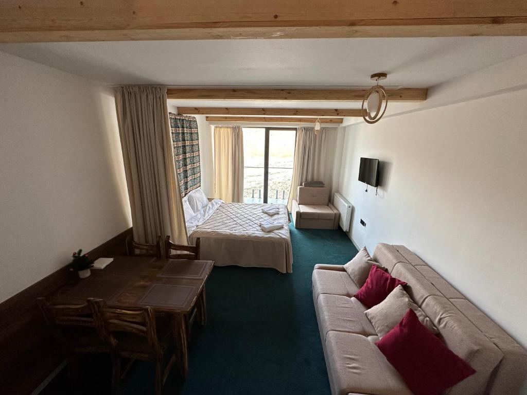 Postel nebo postele na pokoji v ubytování ATRIUM Mountain View Apartment, New Gudauri