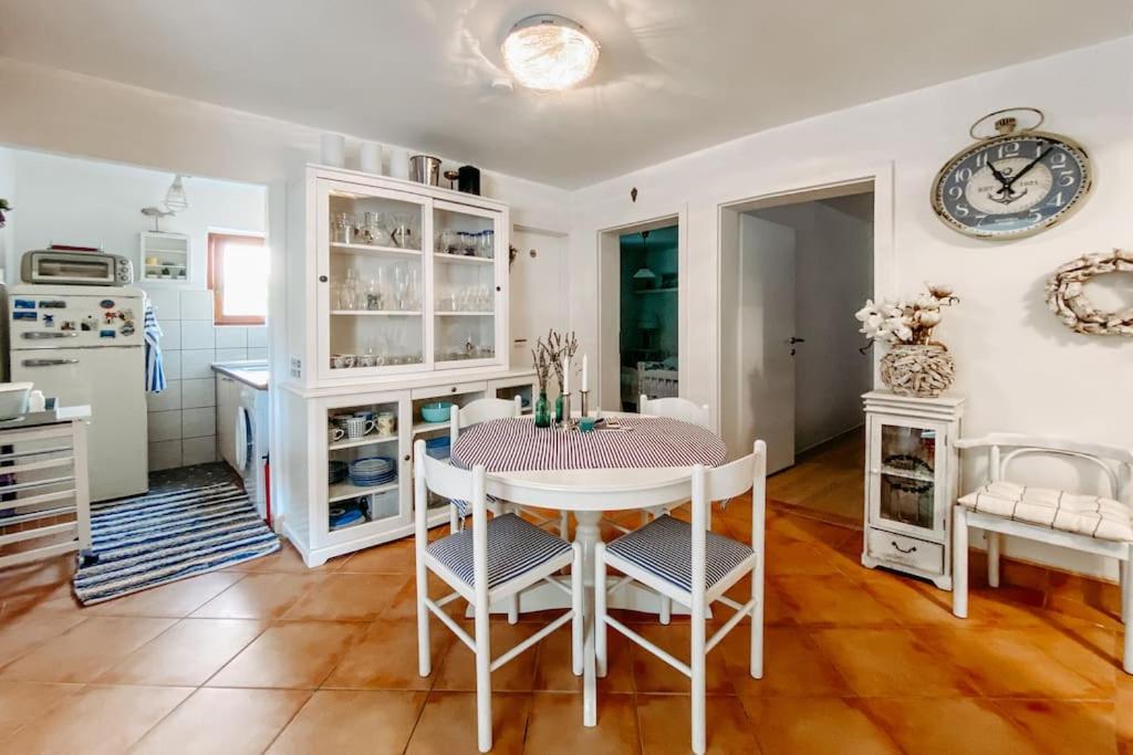eine Küche mit einem Tisch und Stühlen im Zimmer in der Unterkunft Apartment Nadica Sabunike in Privlaka