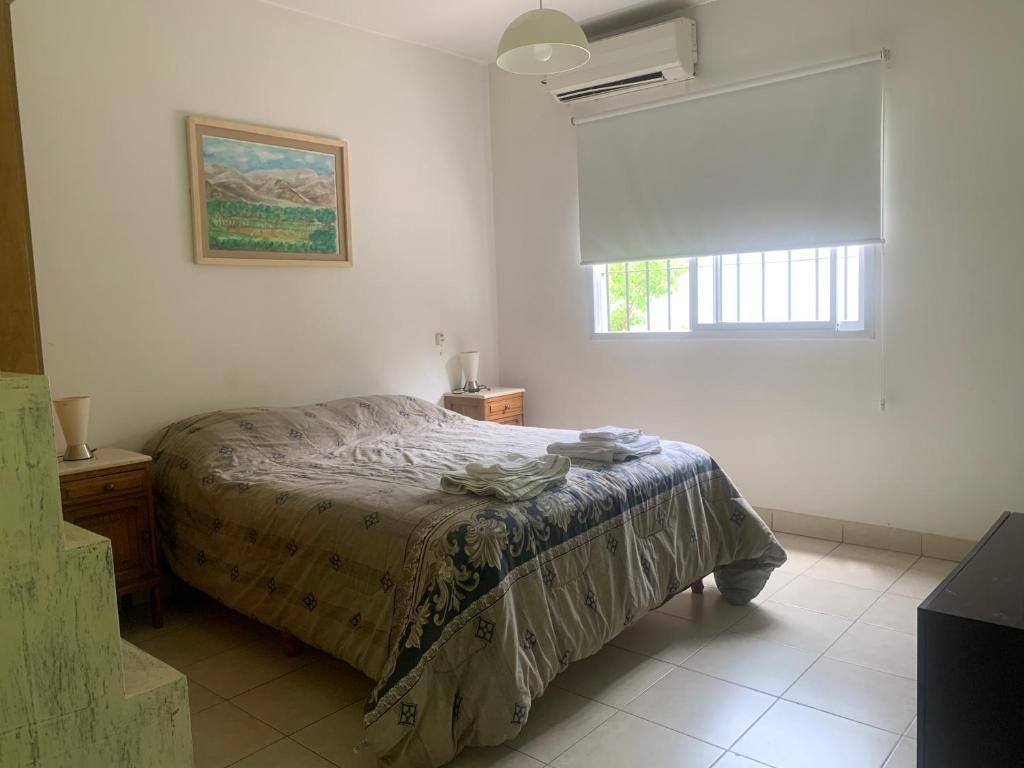 เตียงในห้องที่ Rivadavia San Juan casa en alquiler cotización oficial