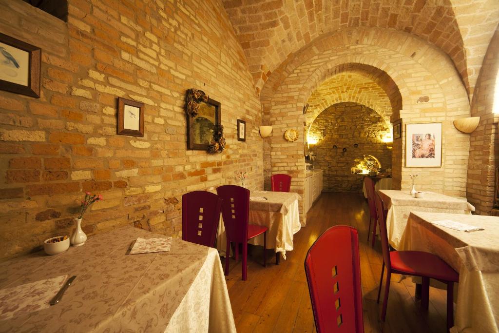 Reštaurácia alebo iné gastronomické zariadenie v ubytovaní La Luma Hotel