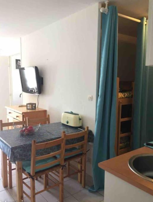 Televízia a/alebo spoločenská miestnosť v ubytovaní Coquet T2, quartier des quilles, climatisé, 300m des plages