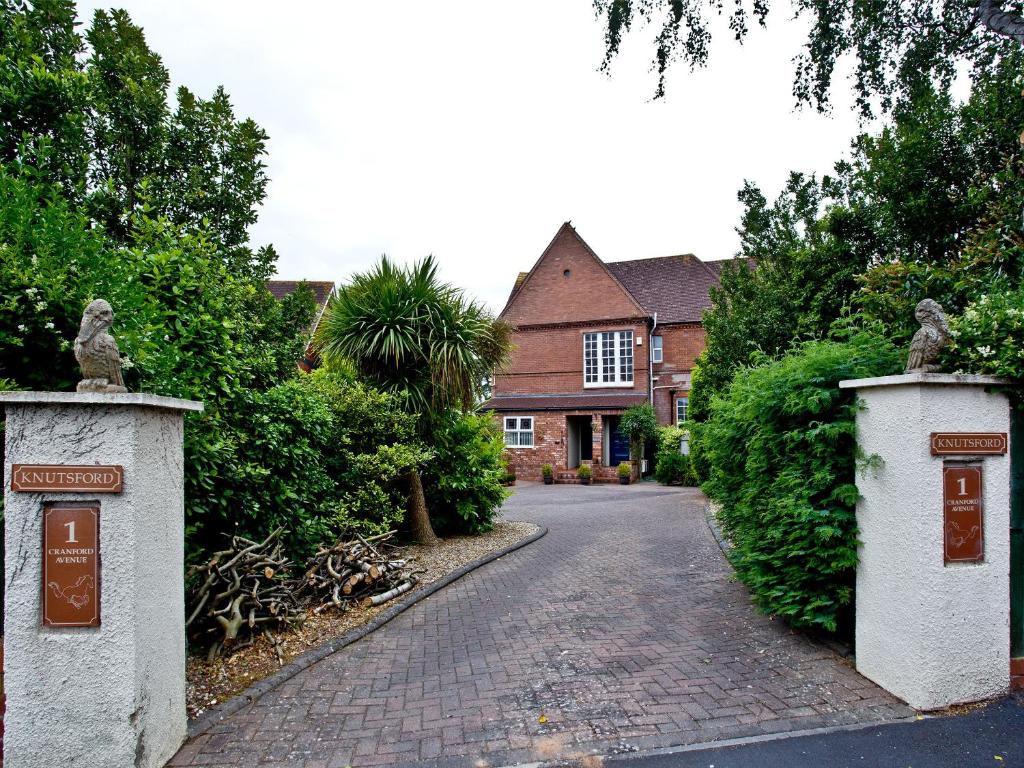 a driveway leading to a house with two stone barriers at Upper Knutsford in Exmouth