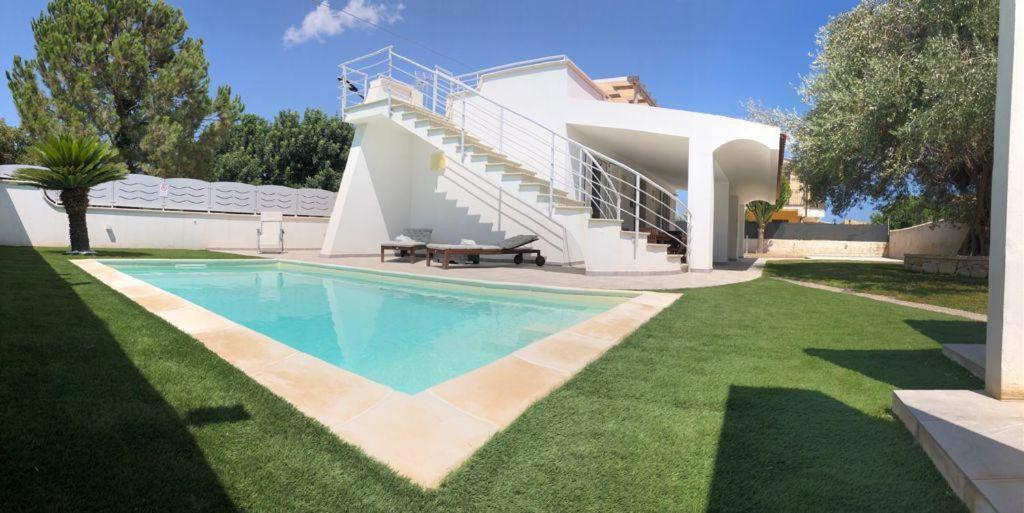 una casa con piscina nel cortile di Villa Falconara a Noto Marina