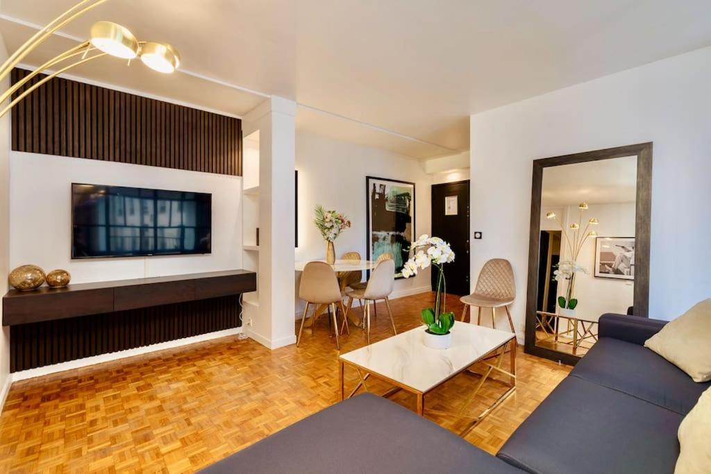 un salon avec un canapé bleu et une table dans l'établissement Family 3 BDR near St Germain, à Paris