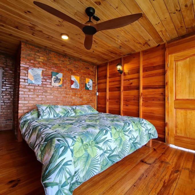 比亞維森西奧的住宿－glamping la cumbre，一间卧室配有一张床和吊扇