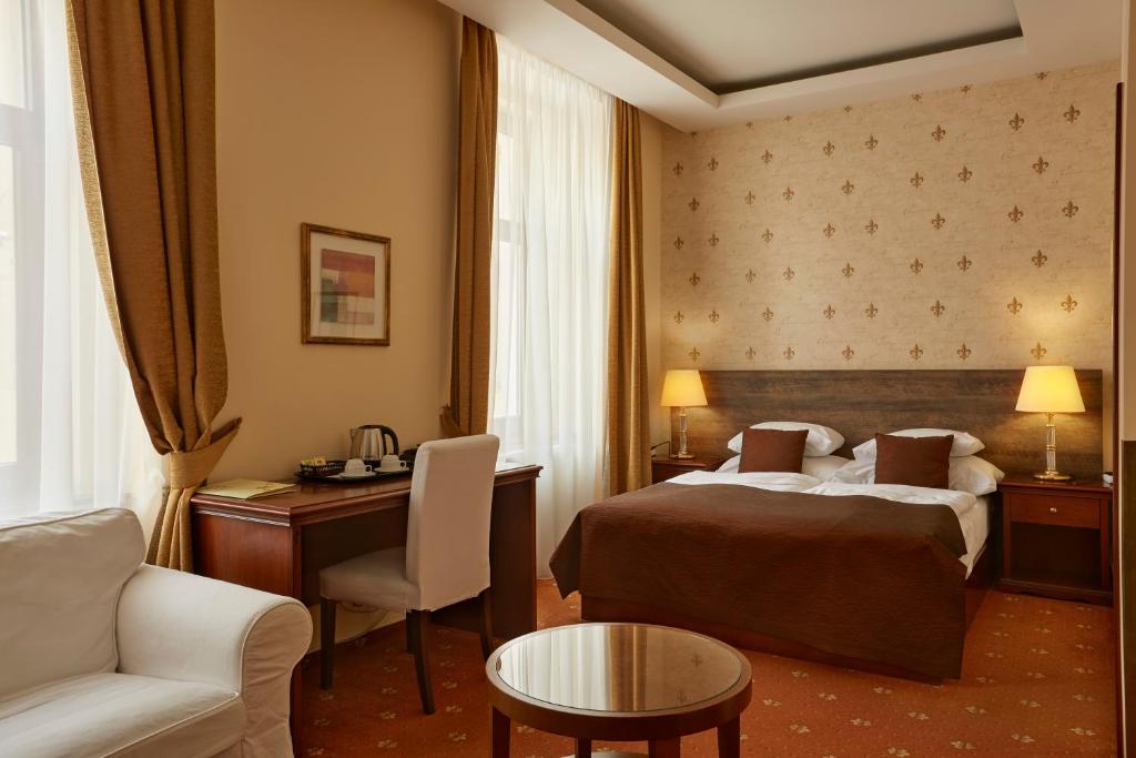 Postel nebo postele na pokoji v ubytování FLEUR DE LIS HOTEL
