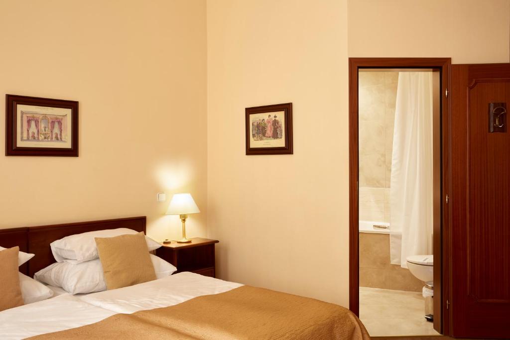 Postel nebo postele na pokoji v ubytování FLEUR DE LIS HOTEL
