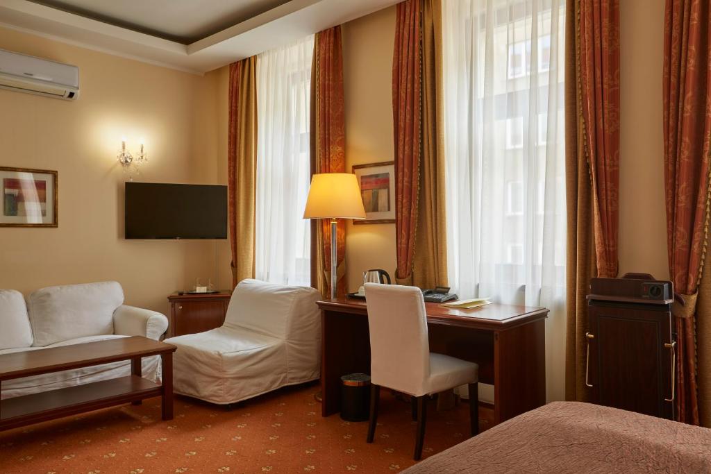 TV a/nebo společenská místnost v ubytování FLEUR DE LIS HOTEL