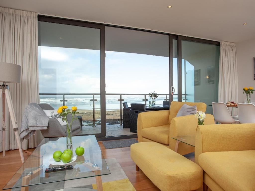 sala de estar con vistas al océano en Ocean Serenity, Horizon View, en Westward Ho