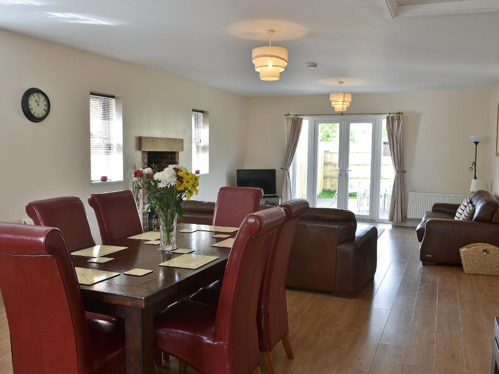 - une salle à manger avec une table et des chaises dans l'établissement Abbey Cottage, à Longhirst