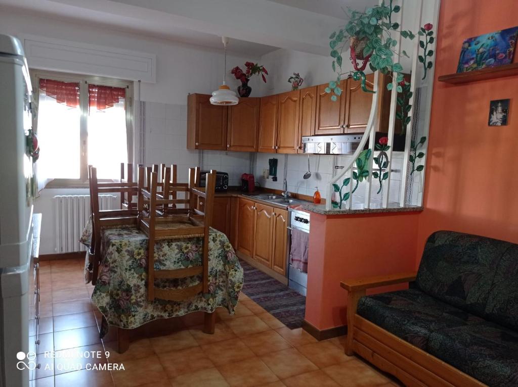 uma cozinha com mesa e cadeiras num quarto em bandiera blu em Marina di Gioiosa Ionica