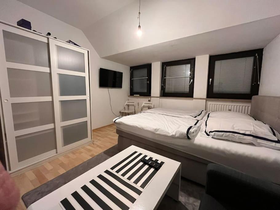 เตียงในห้องที่ Zentrale und gepflegte Wohnung in Nürnberg