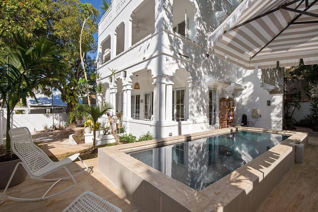 サンファンにあるVilla Bohemia - Gated Estate - 1 of 2の家の前にプールがある家