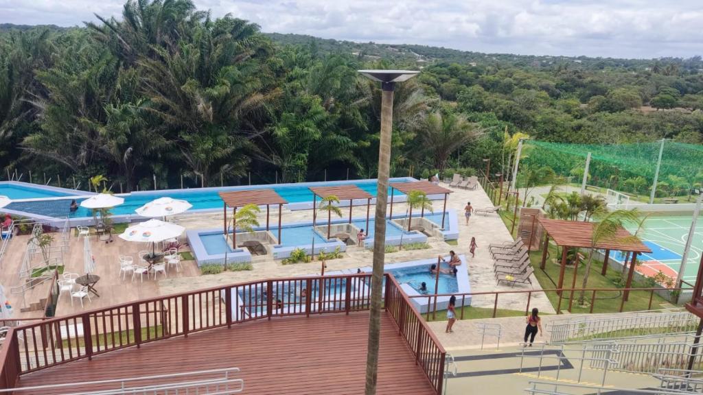 Blick auf den Pool eines Resorts in der Unterkunft Mirantes caminho do mar in Parnamirim