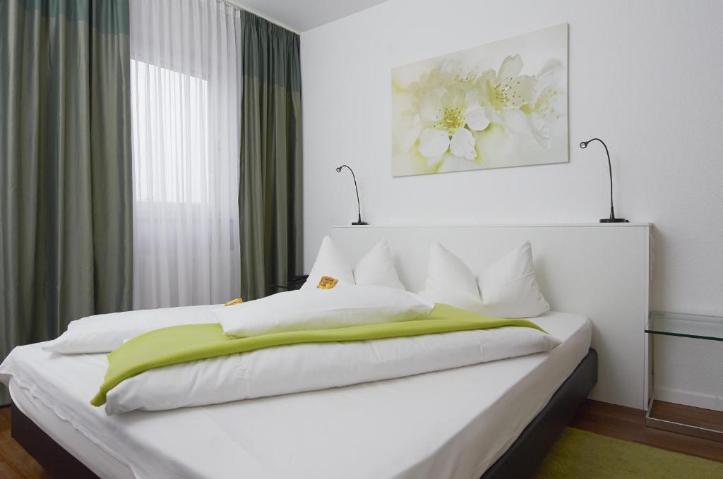 Postel nebo postele na pokoji v ubytování Gartenstadt Hotel